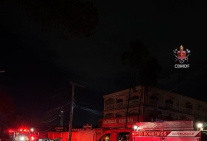 Carro colide com poste e causa apagão na Ceilândia