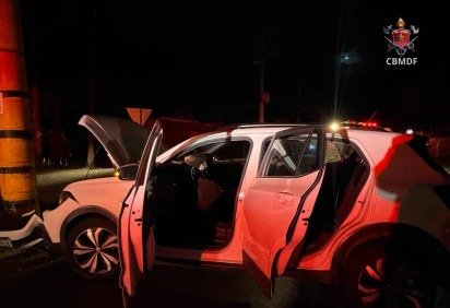 Carro colide com poste e causa apagão na Ceilândia