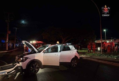 Carro colide com poste e causa apagão na Ceilândia