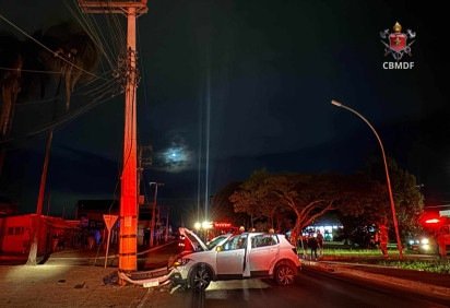 Carro colide com poste e causa apagÃ£o na CeilÃ¢ndia