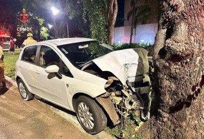 Colisão de carro contra árvore deixa mulher ferida na Asa Sul -  (crédito: CBMDF/Divulgação) -Colisão de carro contra árvore deixa mulher ferida na Asa Sul -  (crédito: CBMDF/Divulgação)