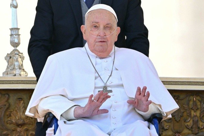 Com cânulas de oxigênio presas ao nariz, o pontífice gesticula para peregrinos, na Cidade do Vaticano - (crédito: Alberto Pizzoli/AFP) Com cânulas de oxigênio presas ao nariz, o pontífice gesticula para peregrinos, na Cidade do Vaticano - (crédito: Alberto Pizzoli/AFP)