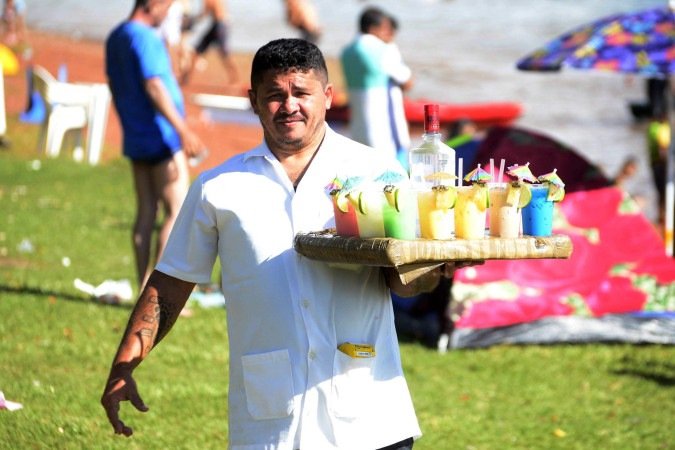Alessandro Souza fatura cerca de R$ 450 a cada domingo na Prainha: Alessandro Souza fatura cerca de R$ 450 a cada domingo na Prainha: