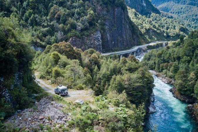 A Carretera Austral com o azul profundo do lago General Carrera e os Andes nevados ao fundo, na região de Aysén, na província de Santa Cruz (Patagônia chilena) - (crédito: Getty Images) A Carretera Austral com o azul profundo do lago General Carrera e os Andes nevados ao fundo, na região de Aysén, na província de Santa Cruz (Patagônia chilena) - (crédito: Getty Images)