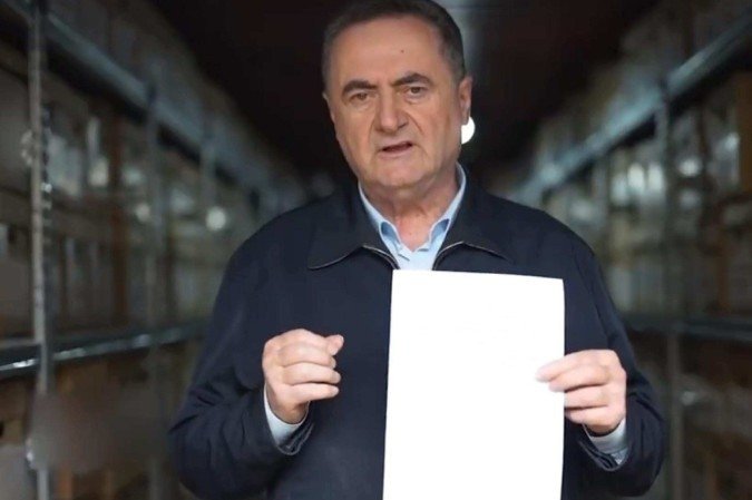 Israel Katz exibe o documento encontrado pelos soldados em Gaza - (crédito: X/Reprodução) Israel Katz exibe o documento encontrado pelos soldados em Gaza - (crédito: X/Reprodução)