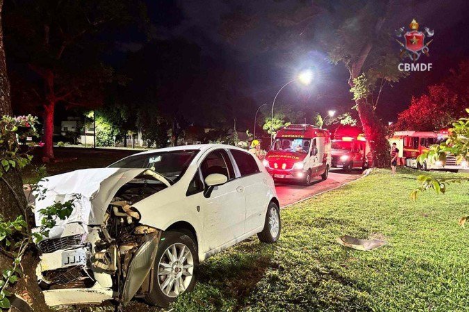 ColisÃ£o de carro contra Ã¡rvore deixa mulher ferida na Asa Sul