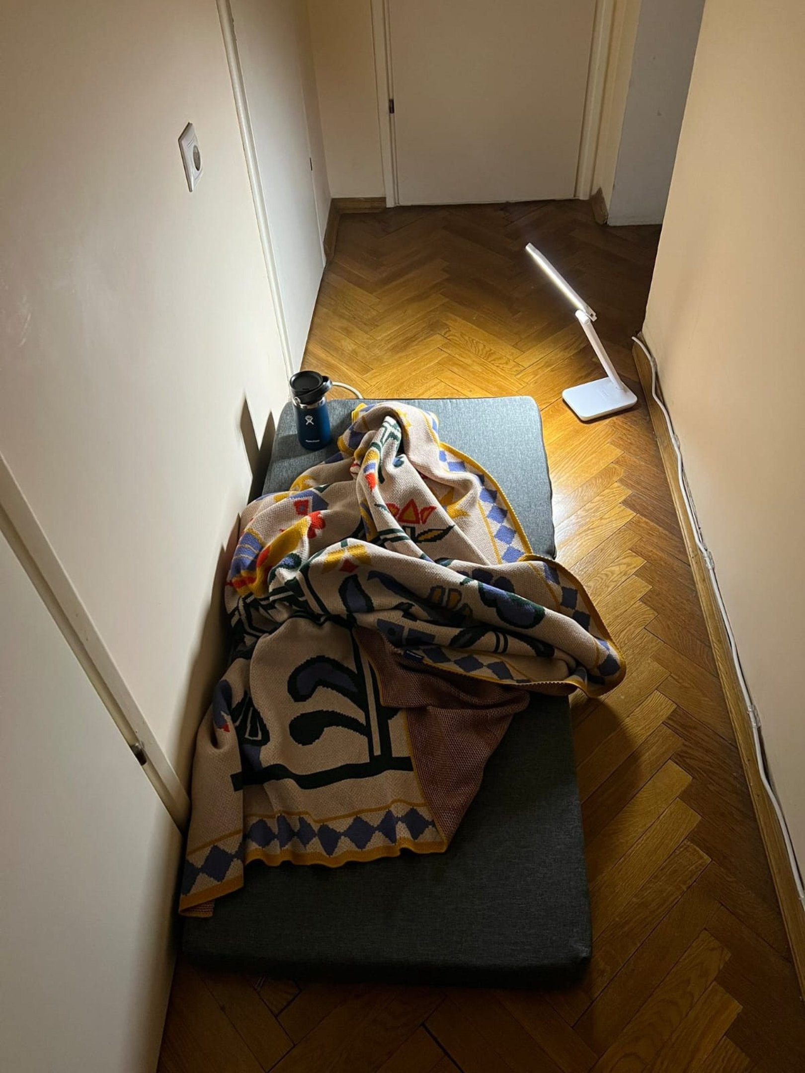 Artem Risukhin dormiu no corredor do andar onde vive para as proteger de explosões Artem Risukhin dormiu no corredor do andar onde vive para as proteger de explosões