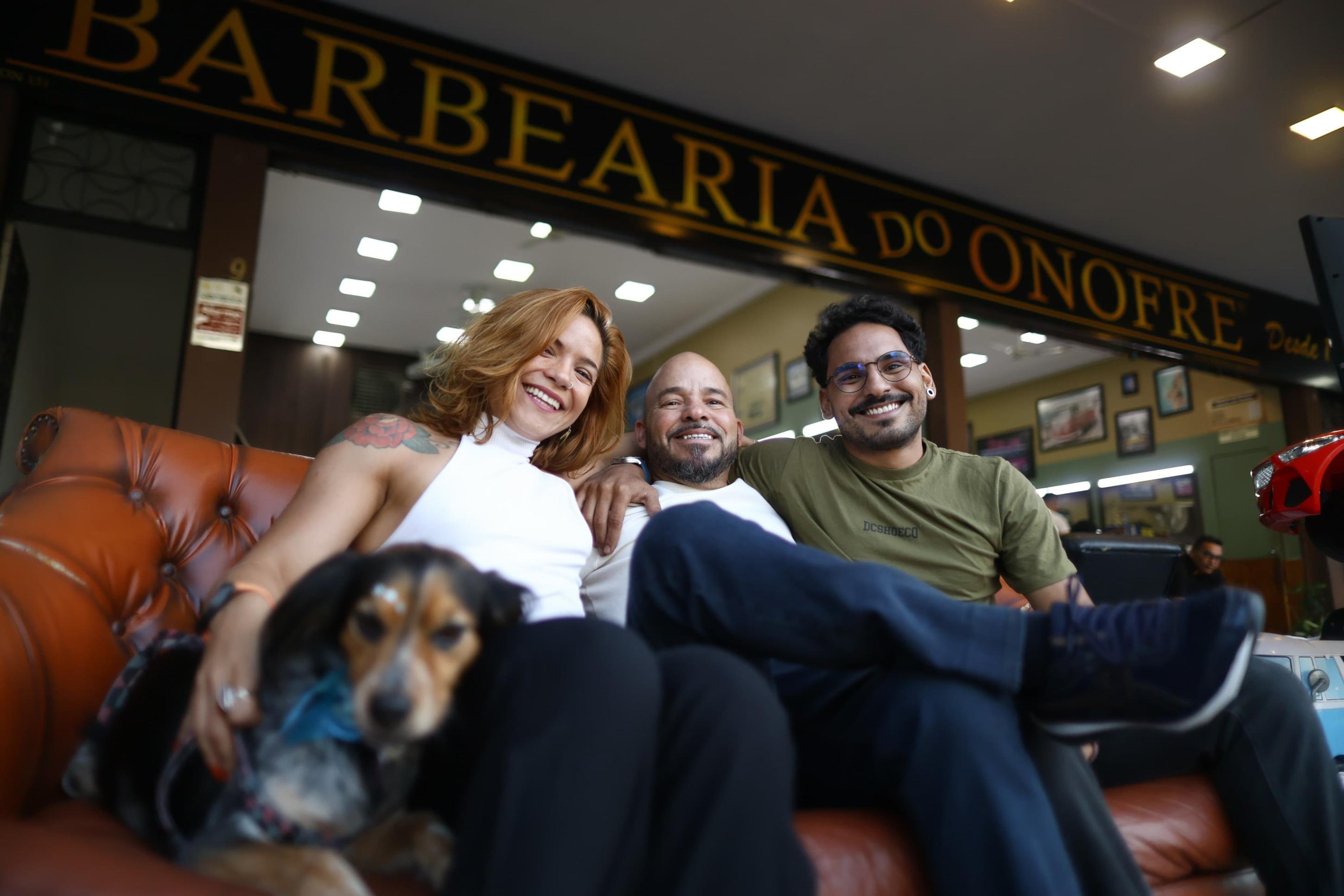 Jorge Bezerra com os filhos Jo&atilde;o Victor Oliveira e Vit&oacute;ria Oliveria da Barbearia do Onofre