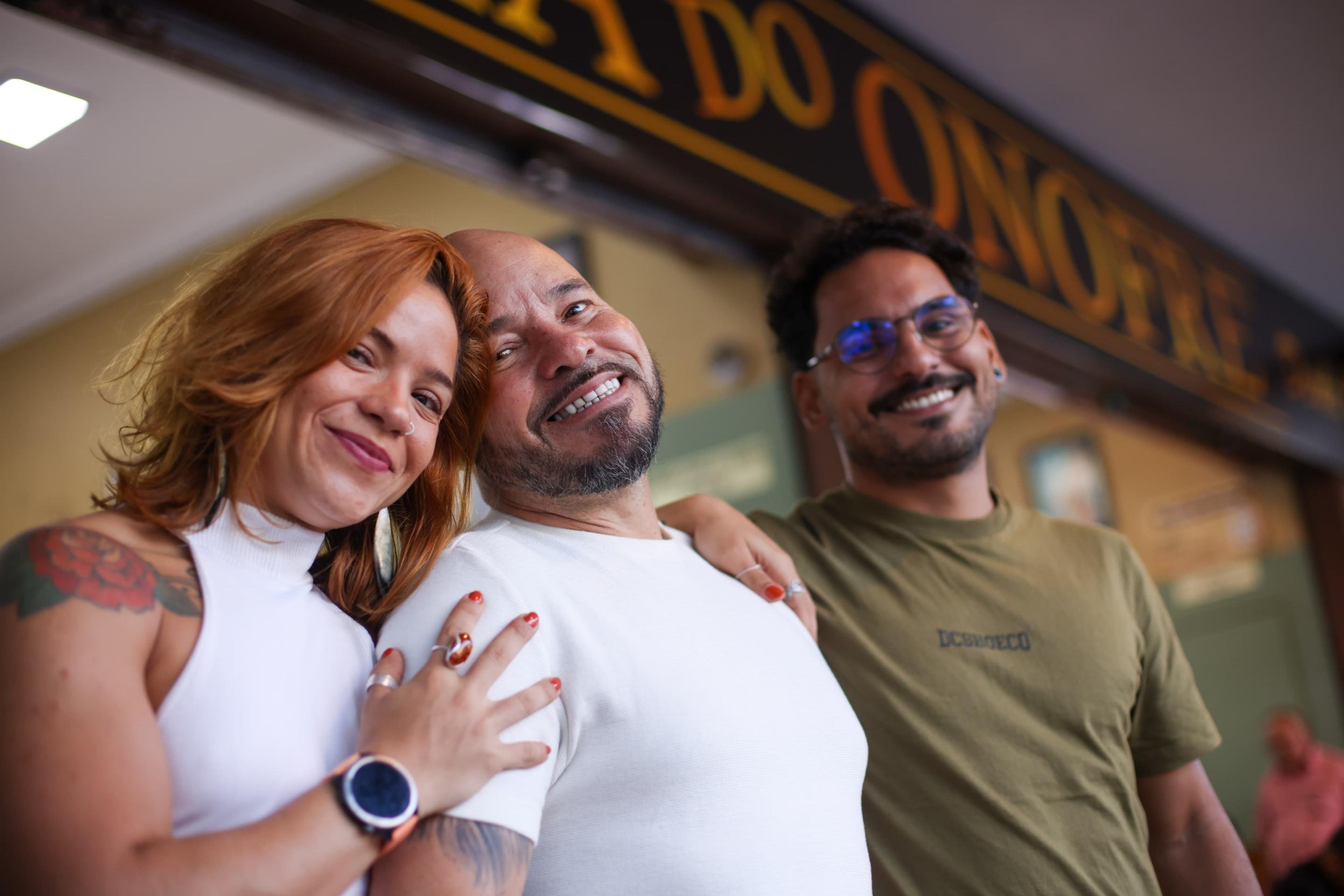 Jorge Bezerra com os filhos Jo&atilde;o Victor e Vit&oacute;ria da Barbearia do Onofre