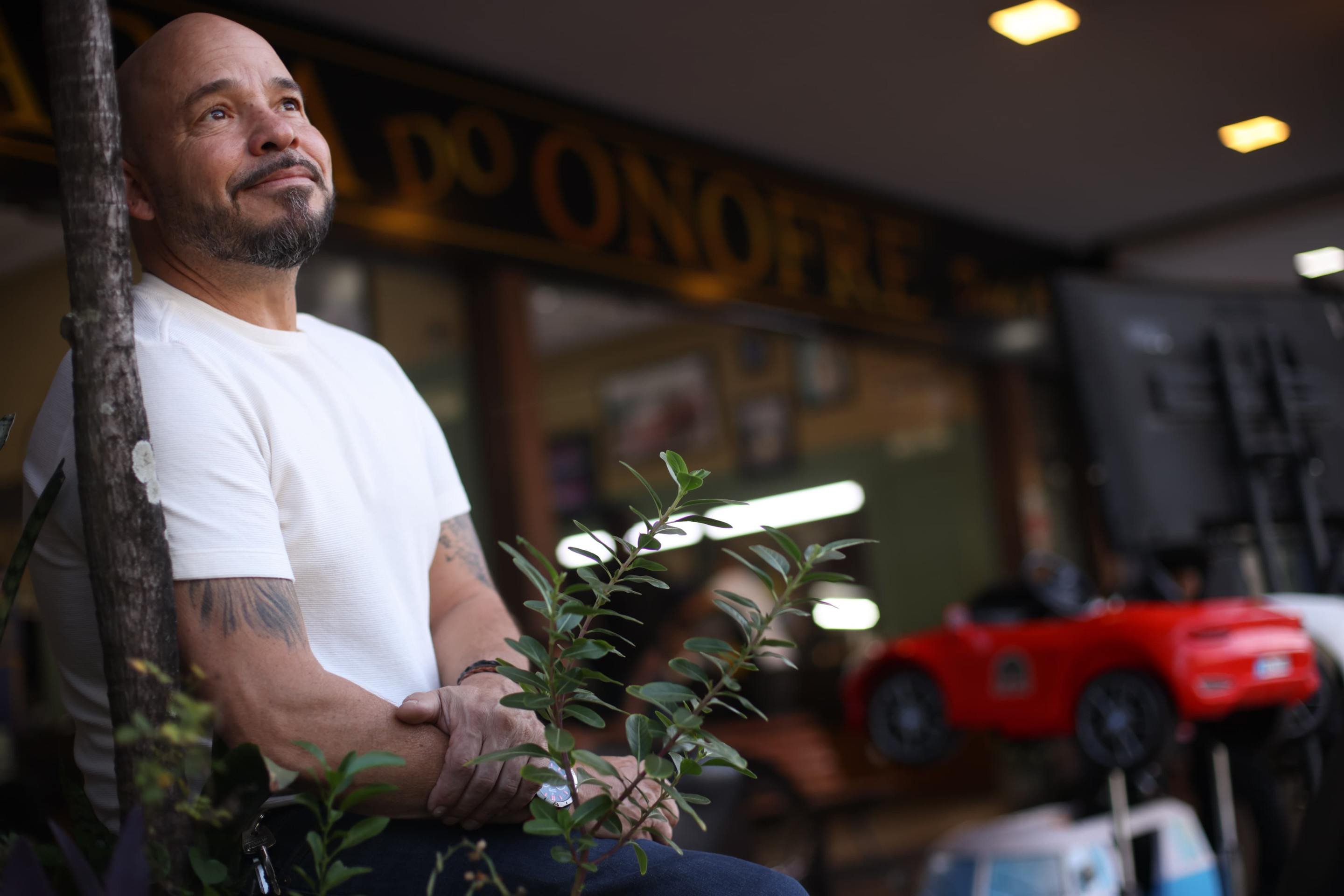  Barbearia brasiliense une gera&ccedil;&otilde;es. Na Foto Jorge Bezerra da Barbearia do Onofre.