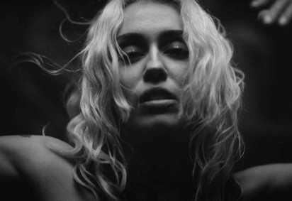 O lançamento de ‘End of the World’ de Miley Cyrus -  (crédito: TMJBrazil) -O lançamento de ‘End of the World’ de Miley Cyrus -  (crédito: TMJBrazil)