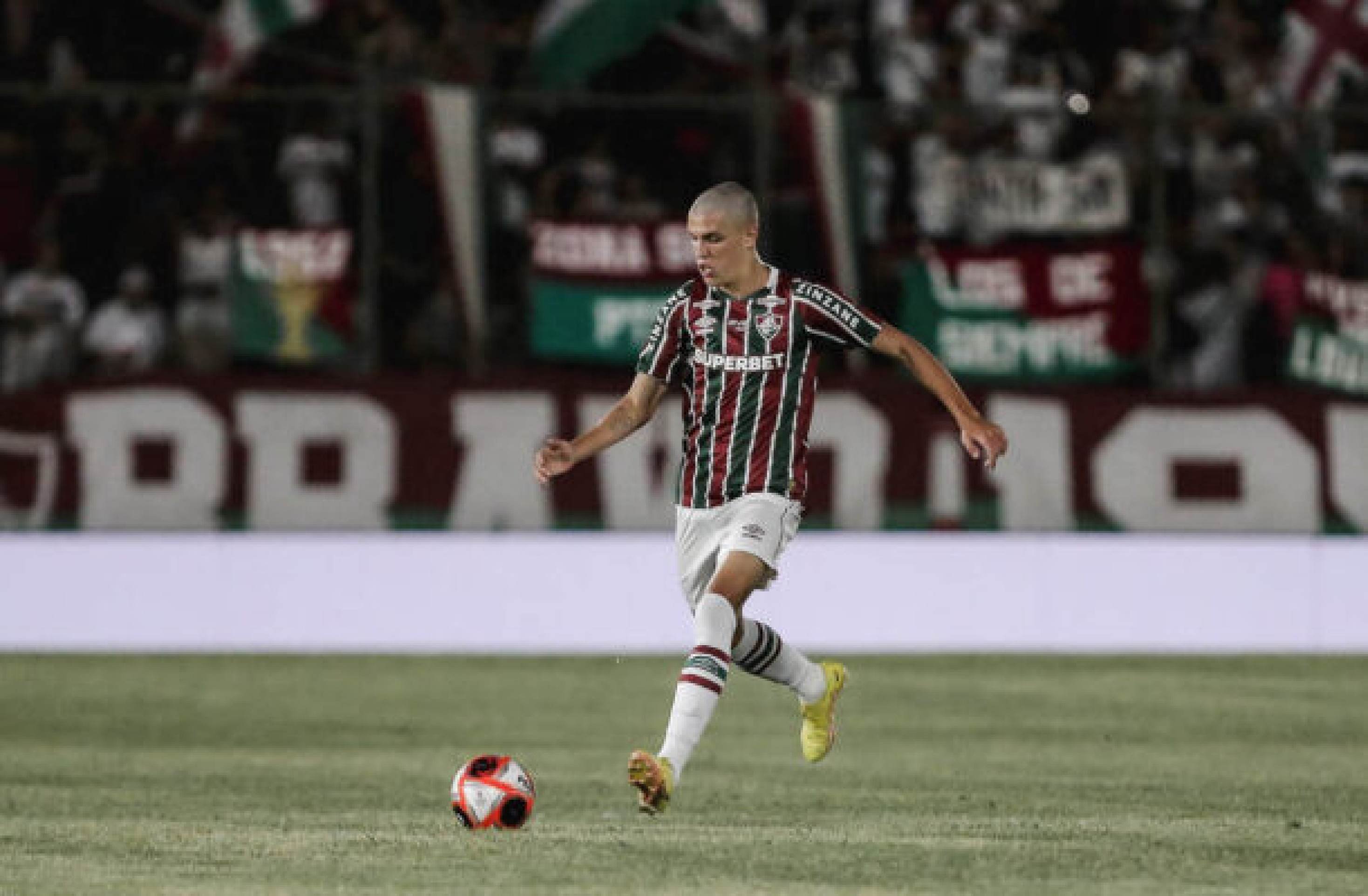 Fluminense renova contrato de zagueiro do sub-20