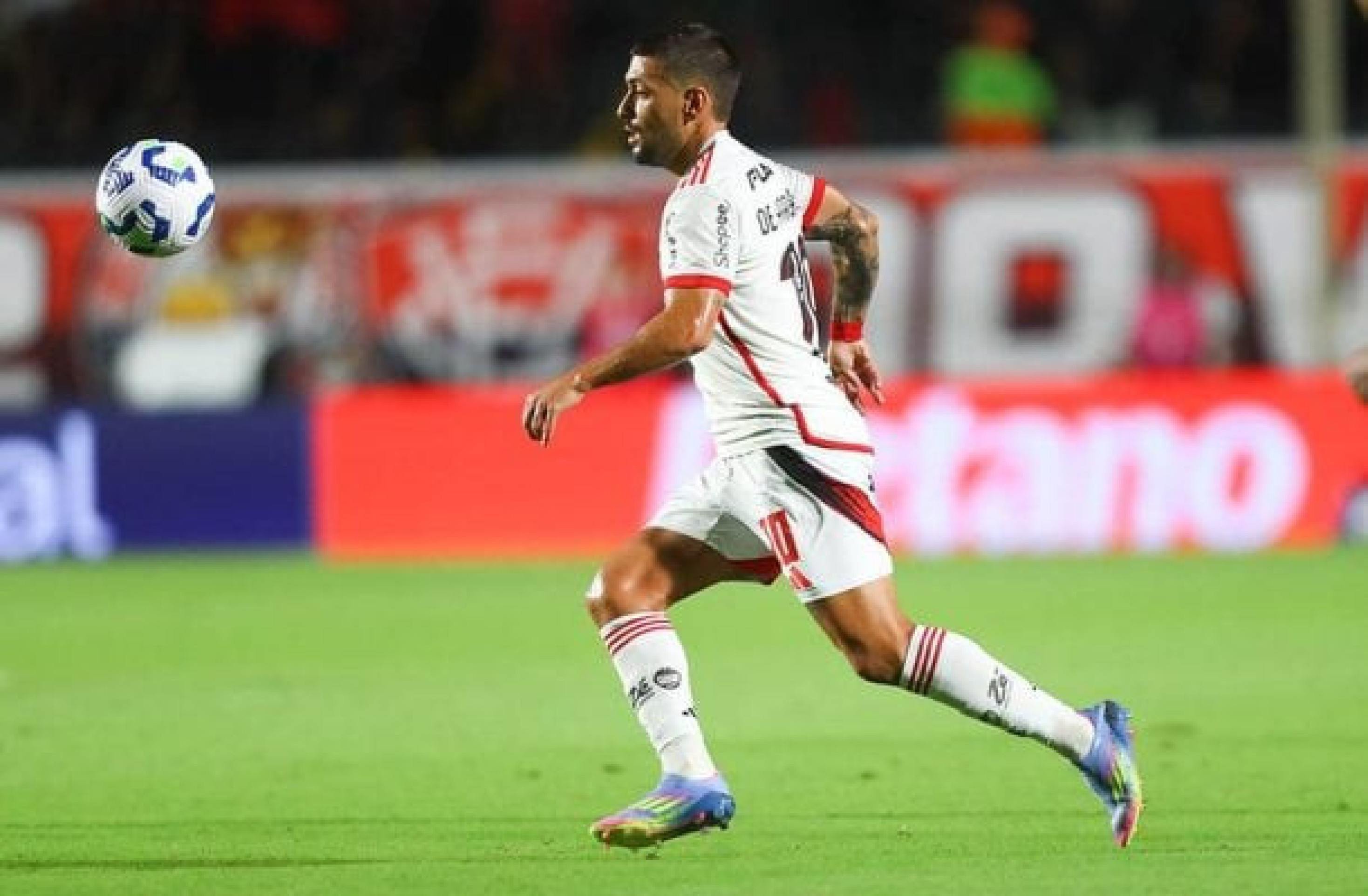 Relembre outros gols de bico de Arrascaeta pelo Flamengo