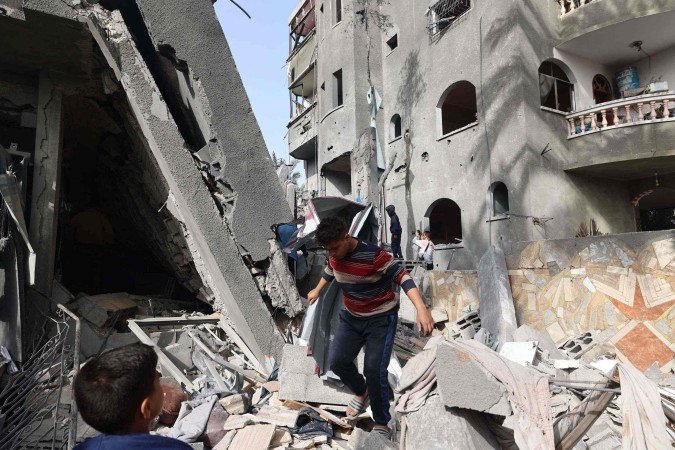 O porta-voz da Defesa Civil, Mahmoud Basal, informou que 22 dessas vítimas foram mortas em um ataque aéreo antes do amanhecer que atingiu as tendas de deslocados em Al Mawasi, no sul da Faixa de Gaza. - (crédito: Eyad BABA / AFP) O porta-voz da Defesa Civil, Mahmoud Basal, informou que 22 dessas vítimas foram mortas em um ataque aéreo antes do amanhecer que atingiu as tendas de deslocados em Al Mawasi, no sul da Faixa de Gaza. - (crédito: Eyad BABA / AFP)