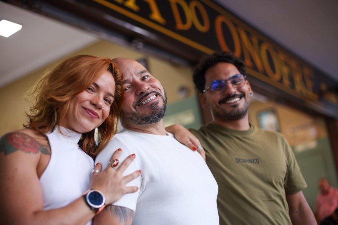 Jorge Bezerra com os filhos João Victor e Vitória da Barbearia do Onofre