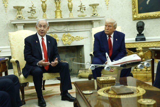 Ao lado do primeiro-ministro de Israel, Benjamin Netanyahu, Trump disse que negocia com países, mas negou qualquer recuo do Ao lado do primeiro-ministro de Israel, Benjamin Netanyahu, Trump disse que negocia com países, mas negou qualquer recuo do