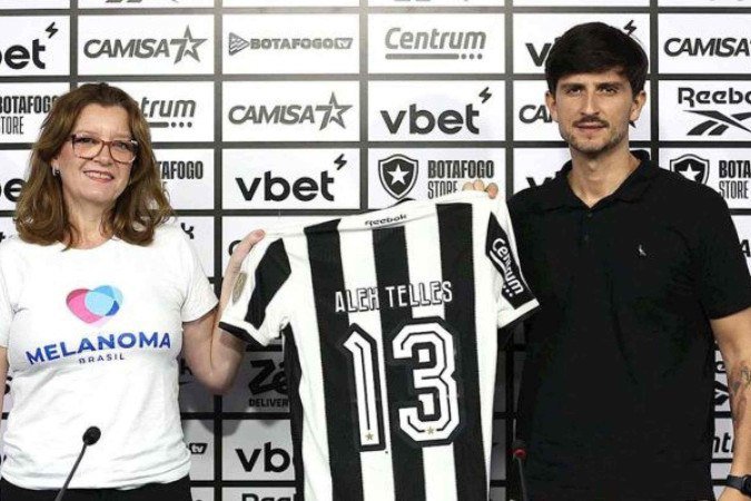 Botafogo realiza campanha, que contou com uma mancha parte de trás da camisa, próxima ao número - (crédito: Foto: Divulgação / Botafogo) Botafogo realiza campanha, que contou com uma mancha parte de trás da camisa, próxima ao número - (crédito: Foto: Divulgação / Botafogo)