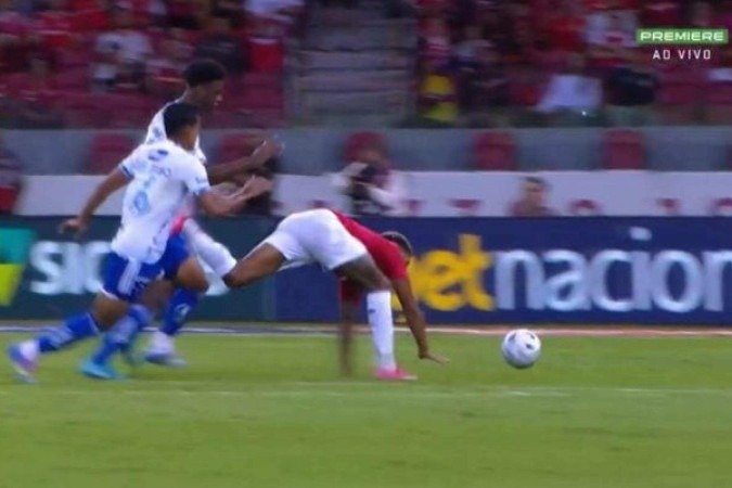 Comentarista de arbitragem justifica expulsão de zagueiro do Cruzeiro por 'questão tática' - (crédito: Foto: Reprodução) Comentarista de arbitragem justifica expulsão de zagueiro do Cruzeiro por 'questão tática' - (crédito: Foto: Reprodução)