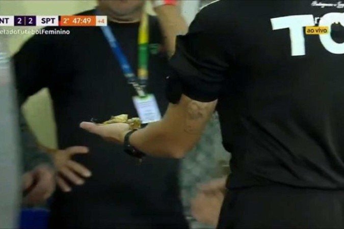 Casca de Banana arremanda na partida Inter x Sport, pelo Brasileirão feminino -  (crédito: Foto: Reprodução / TV Brasil)