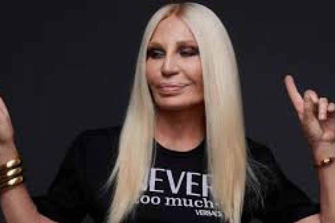 Donatella Versace deixou cargo na Versace após quase 30 anos como diretora artística