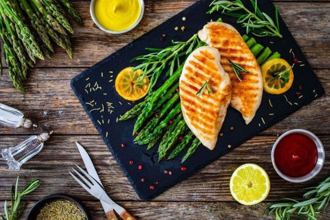 Frango grelhado com aspargos (Imagem: Jacek Chabraszewski | Shutterstock) - (crédito: EdiCase) Frango grelhado com aspargos (Imagem: Jacek Chabraszewski | Shutterstock) - (crédito: EdiCase)