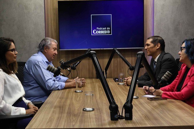 Marco Aurélio Piantella e Poliana de Morais conversaram com Carlos Alexandre de Souza e Adriana Bernardes - (crédito: Bruna Gaston/CB/D.A Press) Marco Aurélio Piantella e Poliana de Morais conversaram com Carlos Alexandre de Souza e Adriana Bernardes - (crédito: Bruna Gaston/CB/D.A Press)