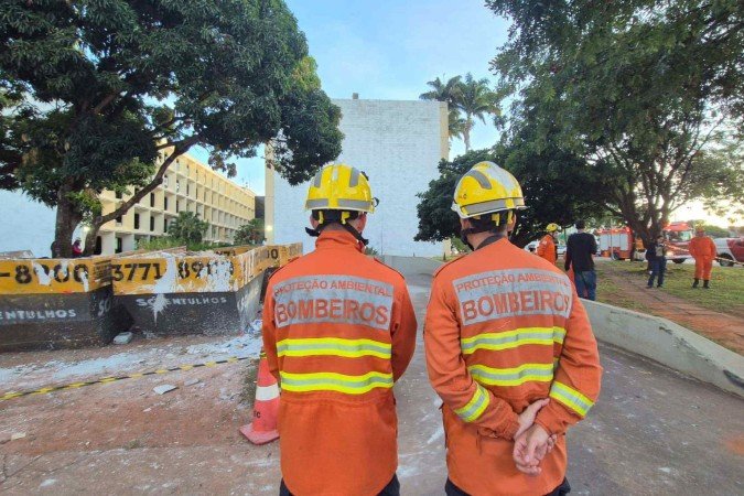 Incêndio na área externa do anexo Ministério da Educação - (crédito: Minervino Júnior/CB/D.A. Press) Incêndio na área externa do anexo Ministério da Educação - (crédito: Minervino Júnior/CB/D.A. Press)