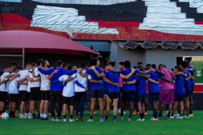 Elenco do Puerto Cabello posa com o escduo do Flamengo na arquibancada ao fundo - (crédito: Foto: Instagram do Puerto Cabello ) Elenco do Puerto Cabello posa com o escduo do Flamengo na arquibancada ao fundo - (crédito: Foto: Instagram do Puerto Cabello )