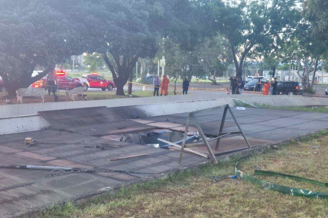 Incêndio na área externa do anexo Ministério da Educação - (crédito: Minervino Júnior/CB/D.A.Press) Incêndio na área externa do anexo Ministério da Educação - (crédito: Minervino Júnior/CB/D.A.Press)