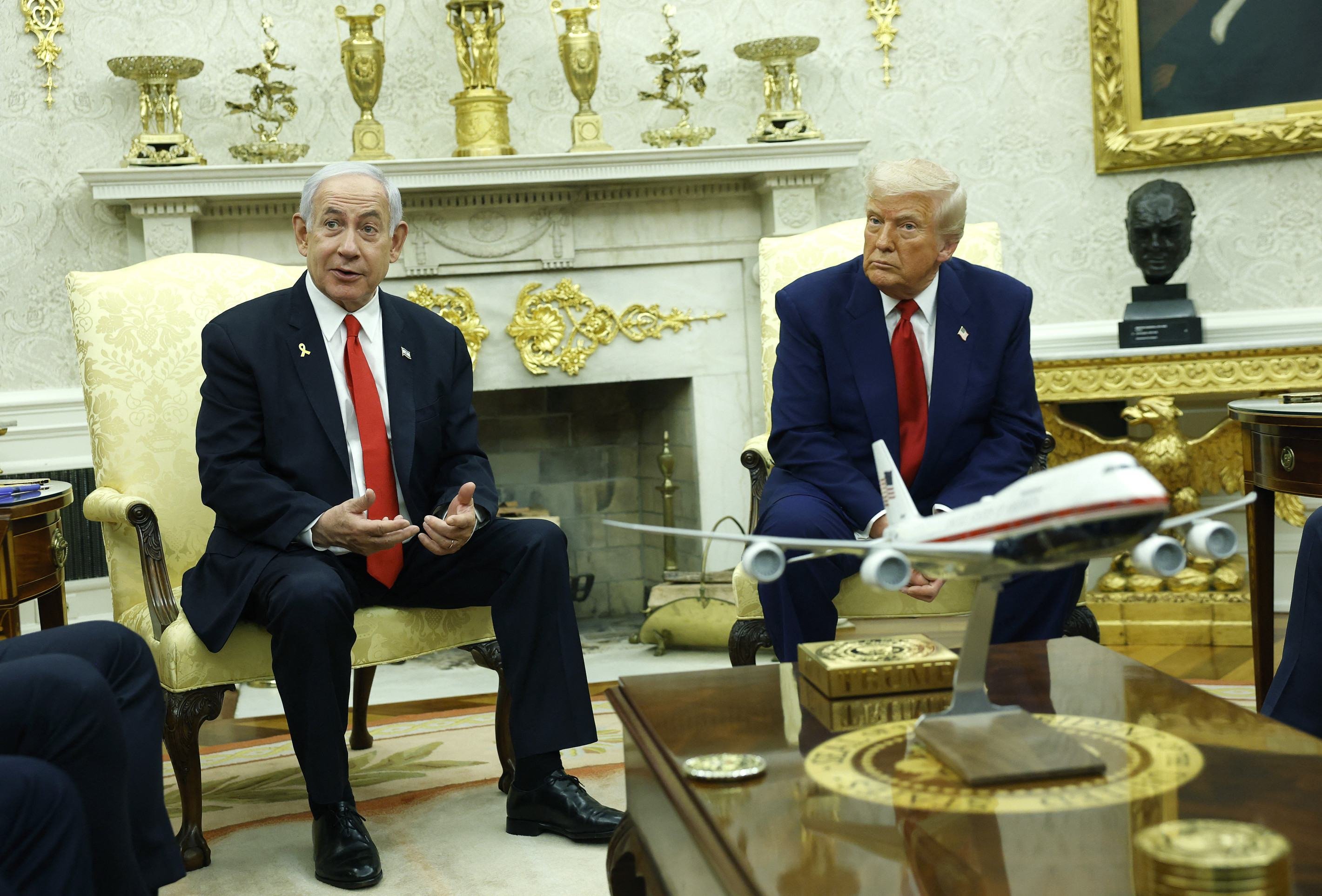 Trump nega pausa em tarifaço e ameaça a China com mais taxação