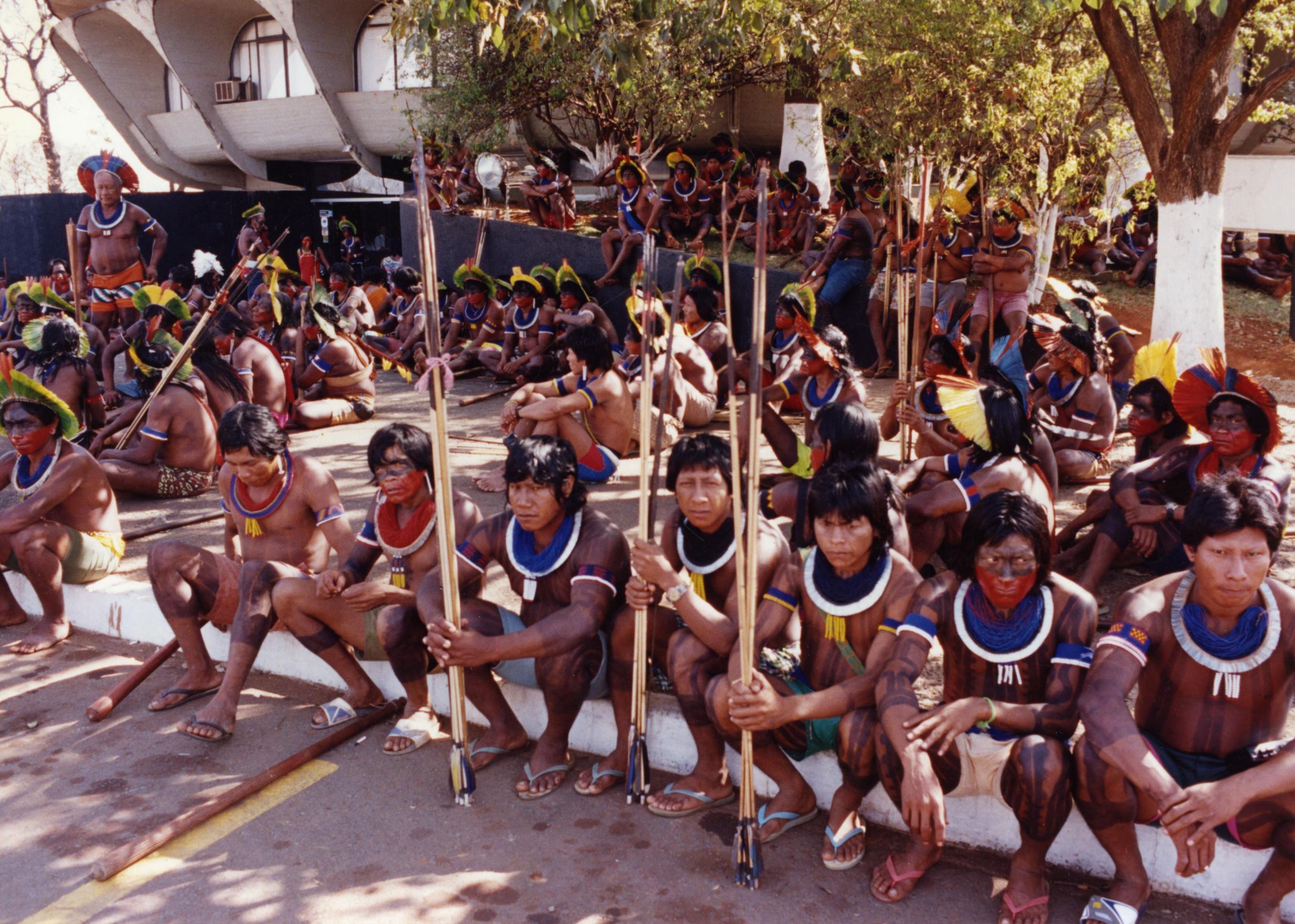 Indígenas durante manifestação  pedem a regulamentação do Estatuto do Índio  