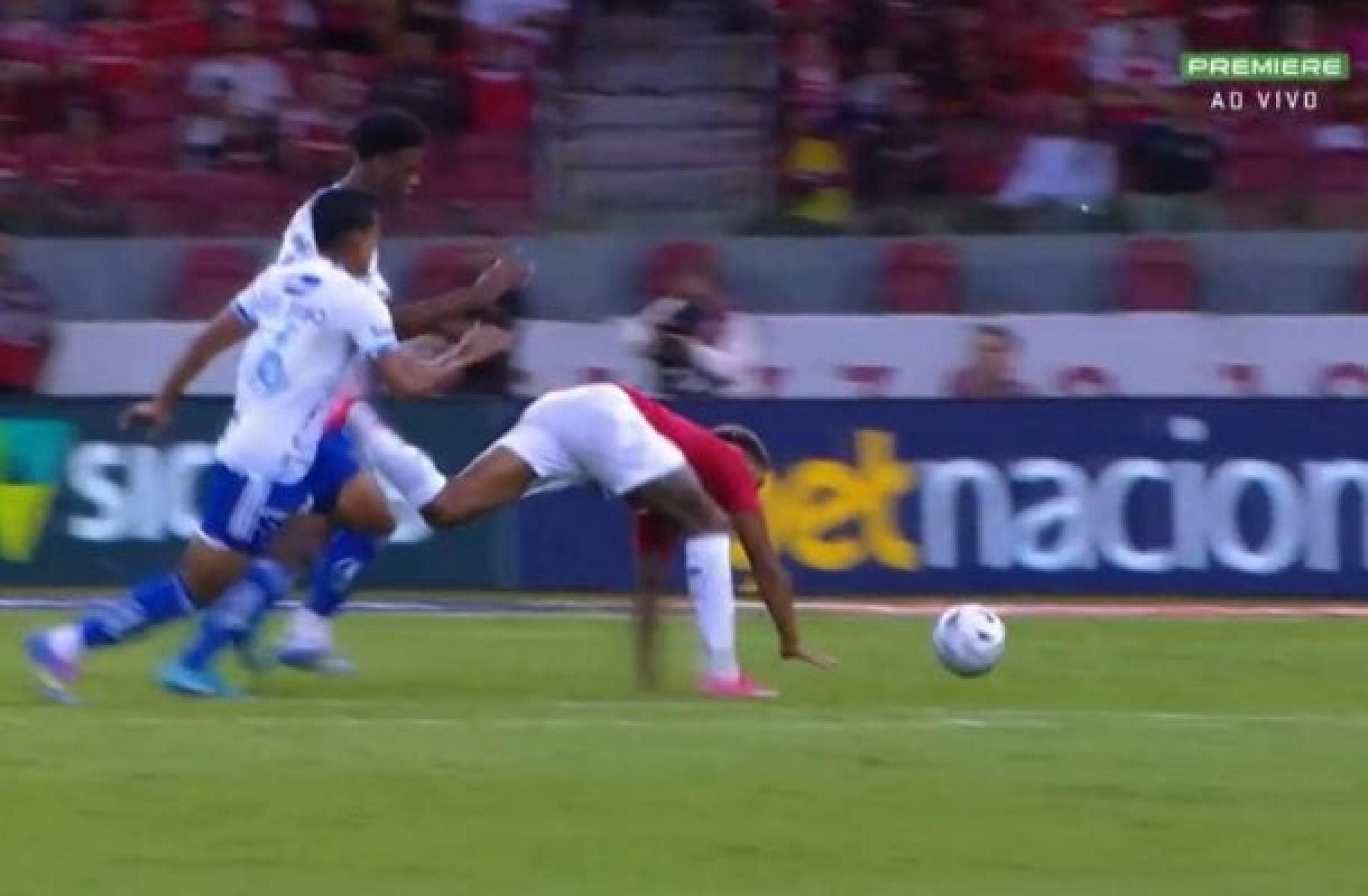 Comentarista de arbitragem justifica expulsão de zagueiro do Cruzeiro por ‘questão tática’, mas contesta