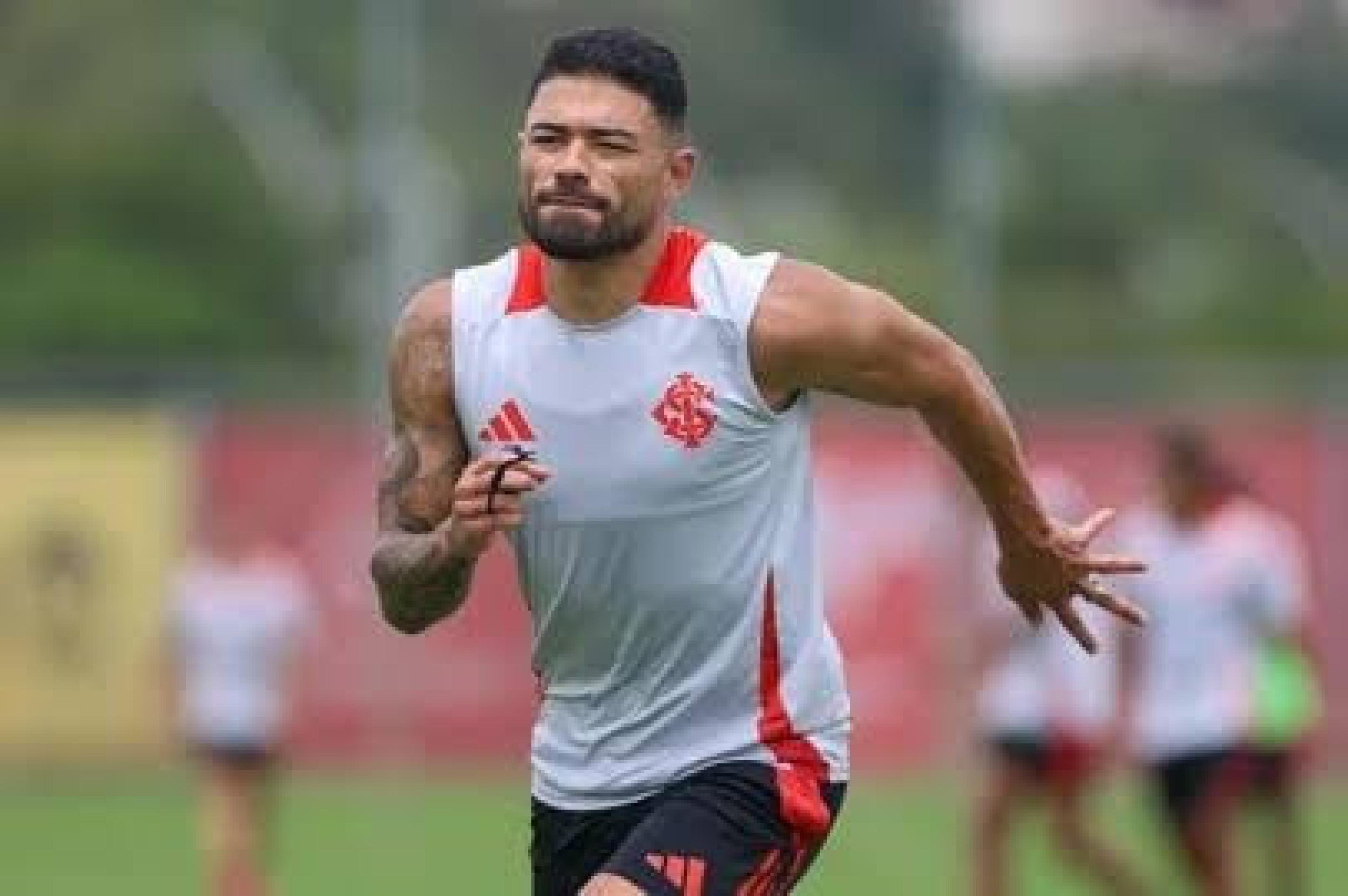 Bruno Tabata e Gabriel Carvalho treinam e ficam perto de voltar a jogar pelo Inter