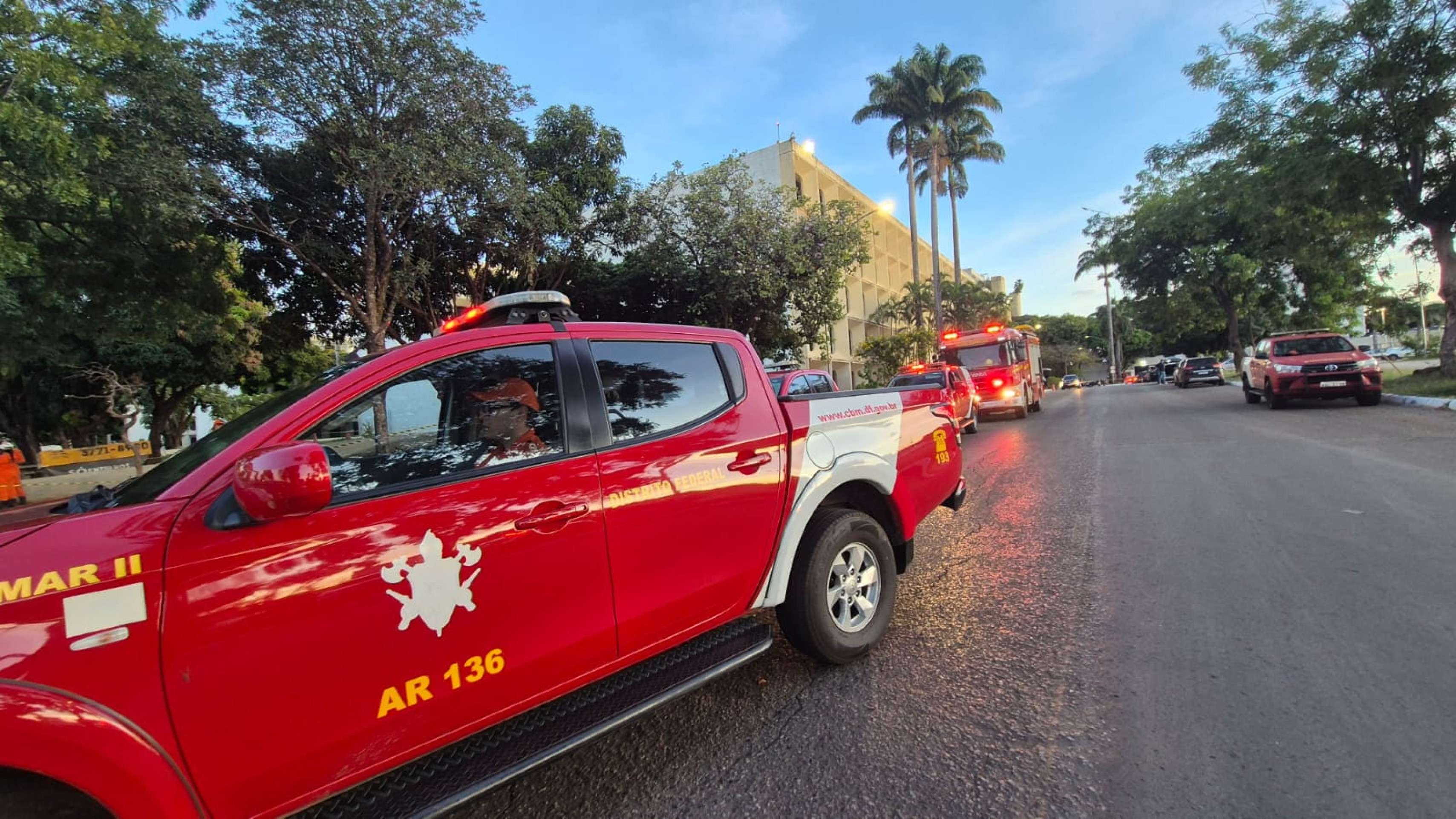Incêndio na área externa do anexo Ministério da Educação
