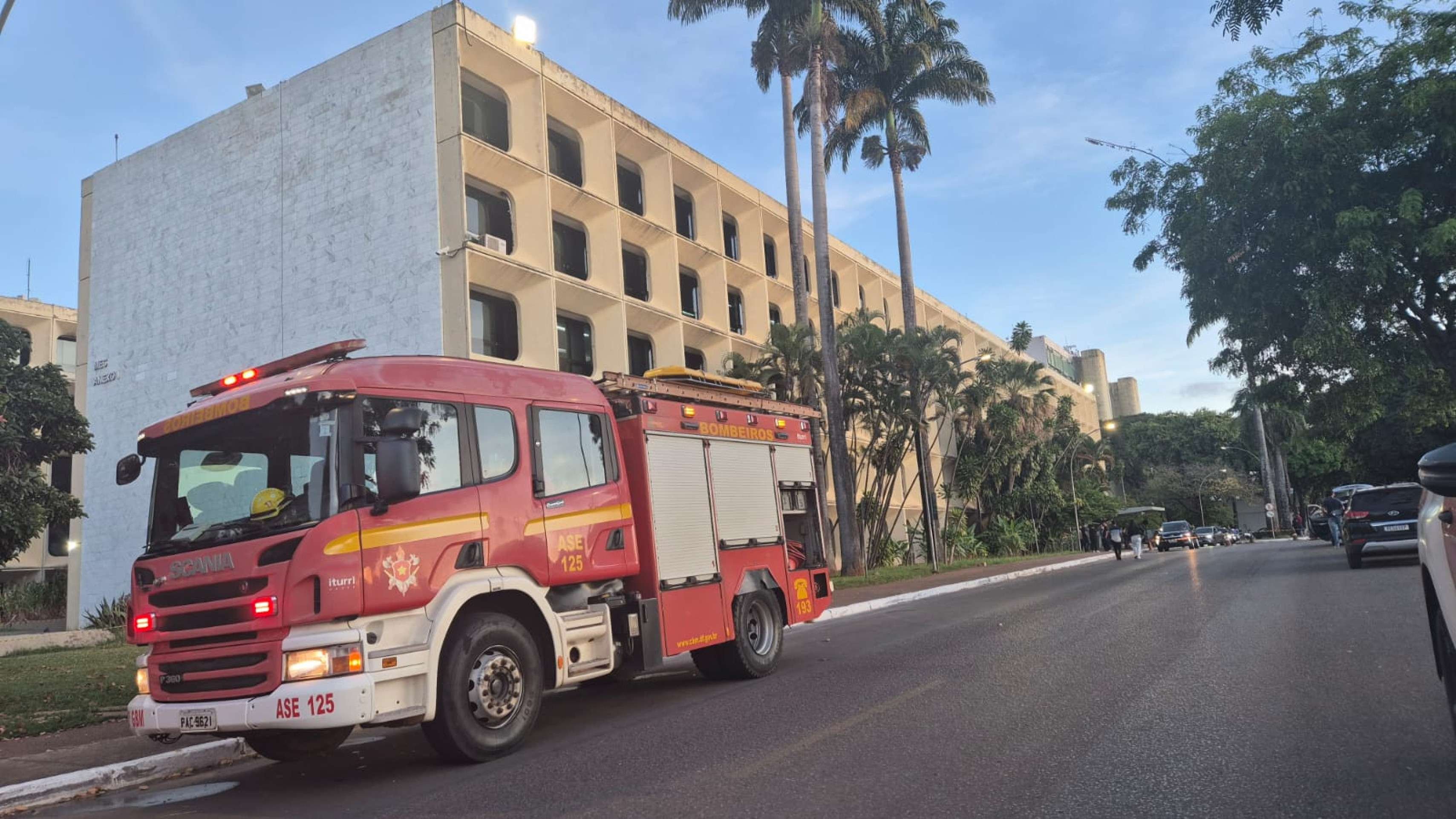 Incêndio na área externa do anexo Ministério da Educação