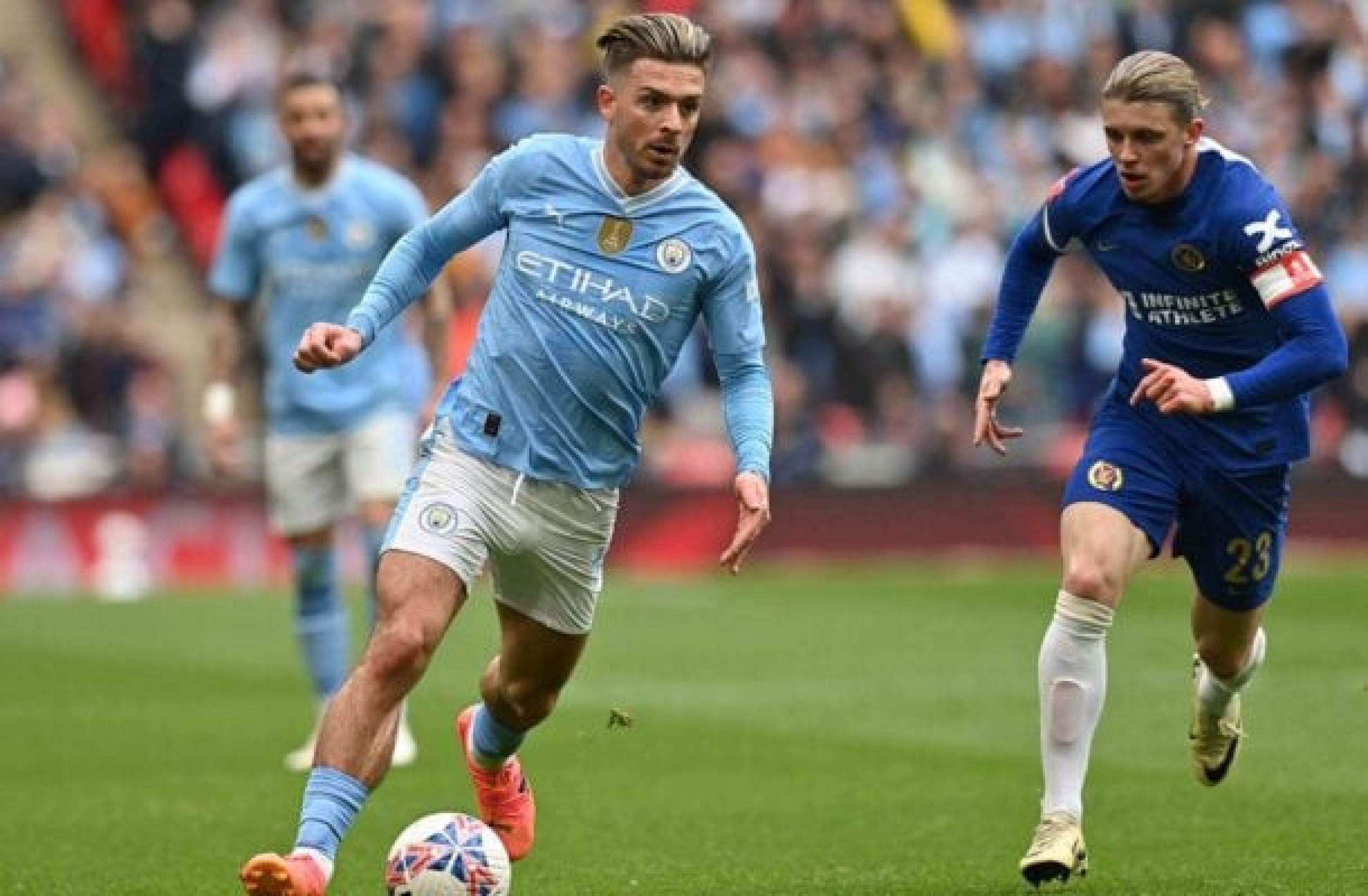 Torcedor do Manchester United é preso após agredir Grealish