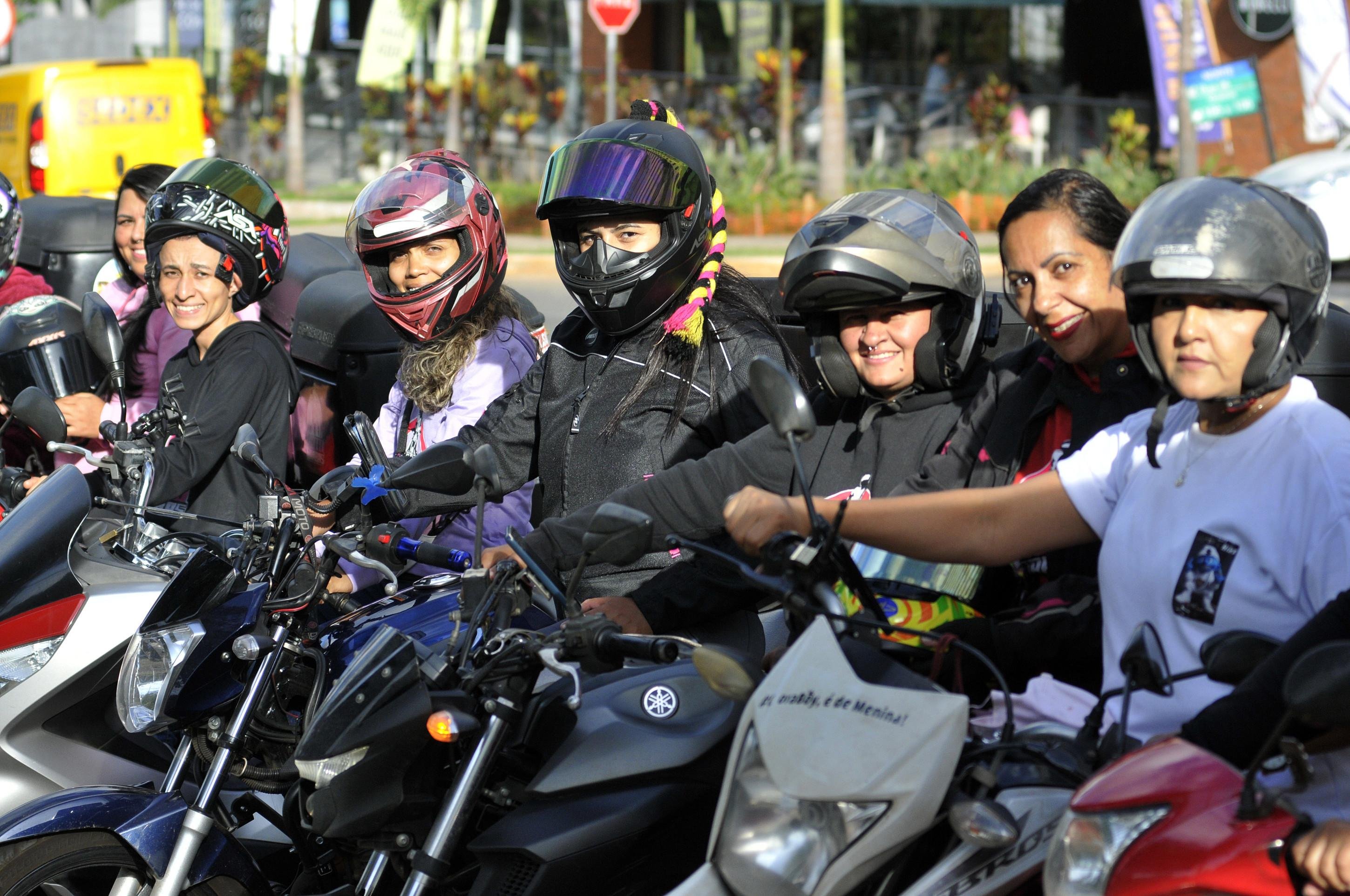 Criado em 2023, o coletivo Moto Brabas começou com apenas 20 integrantes e hoje conta com 130 entregadoras Criado em 2023, o coletivo Moto Brabas começou com apenas 20 integrantes e hoje conta com 130 entregadoras