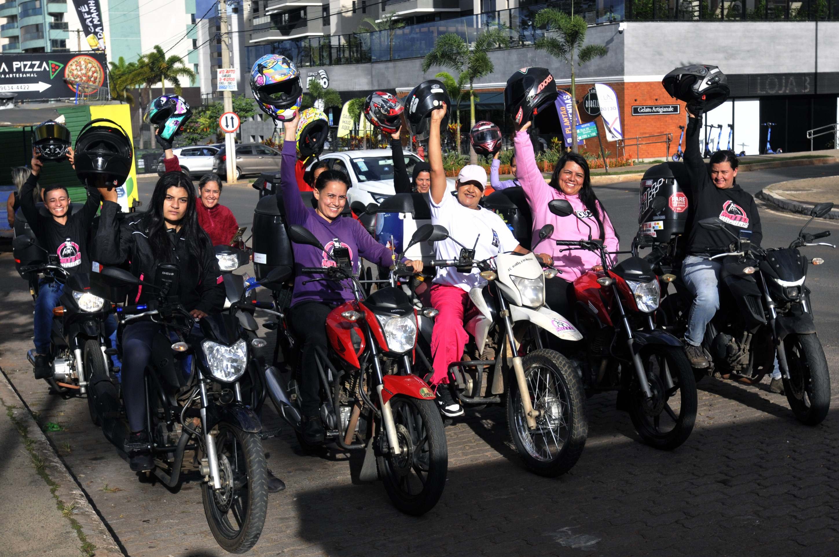 O grupo das Moto Brabas é um espaço seguro para troca de experiências entre as entregadoras O grupo das Moto Brabas é um espaço seguro para troca de experiências entre as entregadoras