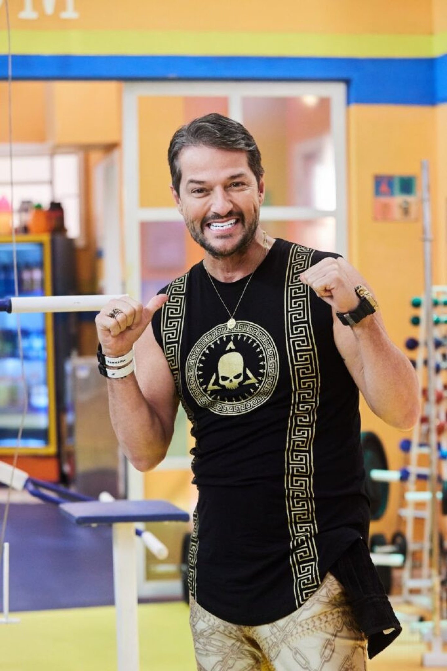 Serrado explora o humor escrachado no sitcom Tem que suar, do Multishow