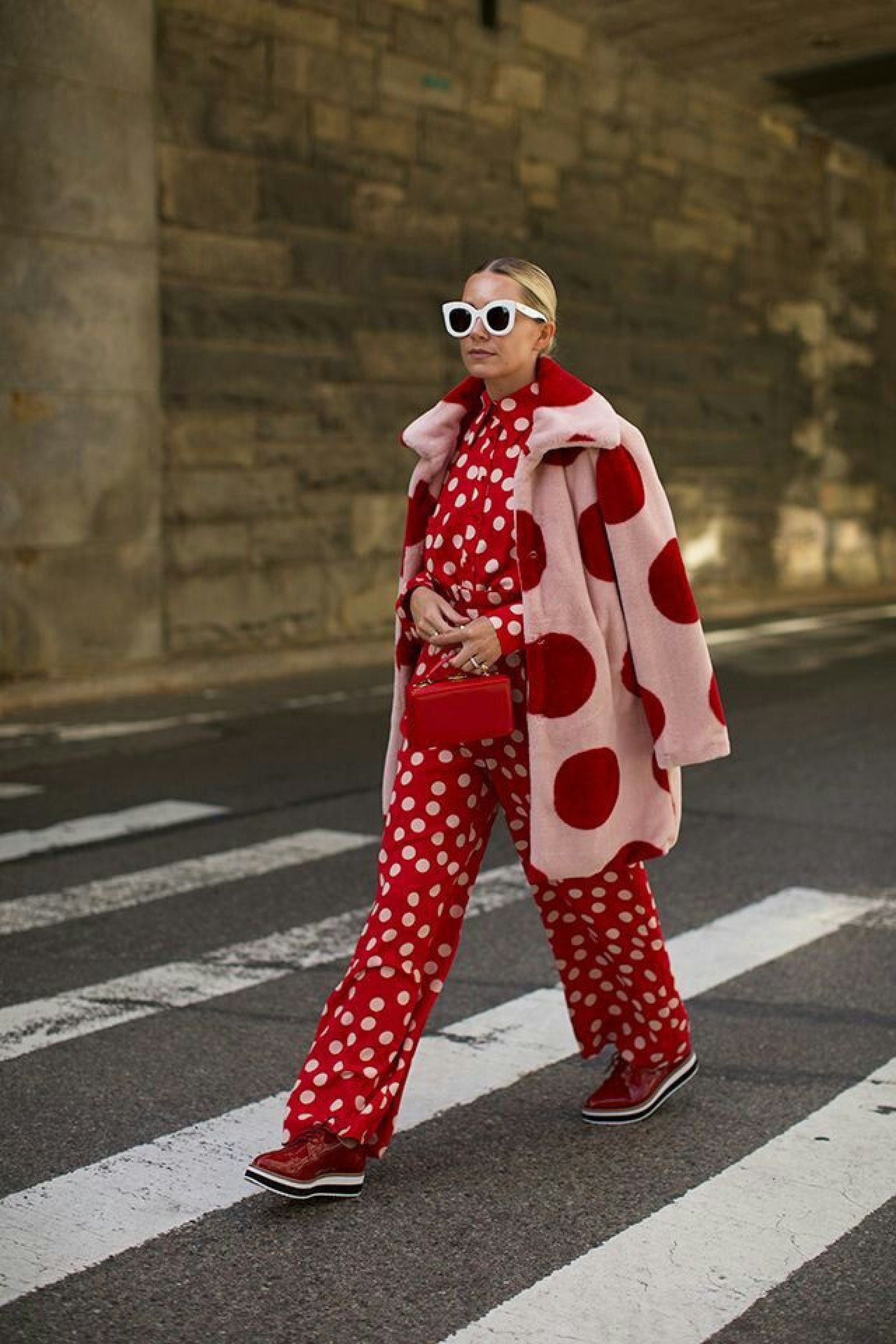 A combinaÃ§Ã£o entre os modelos com estampas de bolinhas Ã© uma opÃ§Ã£o para ousar 