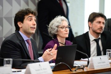 Além de Galípolo, a sessão também contou com a presença do secretário-executivo do BC, Rogério Lucca (direita), e da chefe do Departamento de Supervisão de Conduta, Juliana Mozachi - (crédito: Saulo Cruz/Agência Senado) Além de Galípolo, a sessão também contou com a presença do secretário-executivo do BC, Rogério Lucca (direita), e da chefe do Departamento de Supervisão de Conduta, Juliana Mozachi - (crédito: Saulo Cruz/Agência Senado)