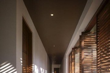 As venezianas possibilitam a entrada de luz e ar até quando fechadas