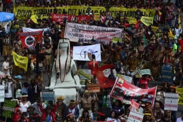 O Supremo Tribunal Federal (STF) voltou a analisar os recursos da Lei do Marco Temporal (Lei 14.701/2023) nesta sexta-feira (19/6). A lei em quest&atilde;o trata da demarca&ccedil;&atilde;o de terras ind&iacute;genas e prev&ecirc; a demarca&ccedil;&atilde;o apenas &agrave;s &aacute;reas que j&aacute; eram ocupadas por comunidades ind&iacute;genas em 5 de outubro de 1988, data da promulga&ccedil;&atilde;o da Constitui&ccedil;&atilde;o Federal.
Aprovada pelo Senado em dezembro de 2023, a lei &eacute; contestada por organiza&ccedil;&otilde;es ind&iacute;genas e entidades de direitos humanos desde sua promulga&ccedil;&atilde;o. Cr&iacute;ticos apontam que a lei cria obst&aacute;culos &agrave;s demarca&ccedil;&otilde;es de terras e facilita a explora&ccedil;&atilde;o econ&ocirc;mica desses territ&oacute;rios, o que significaria abrir espa&ccedil;o para o avan&ccedil;o do agroneg&oacute;cio e da minera&ccedil;&atilde;o em &aacute;reas protegidas.
O julgamento desta semana &eacute; o desdobramento de uma decis&atilde;o tomada pela Corte em dezembro de 2025, quando concluiu a an&aacute;lise de quatro a&ccedil;&otilde;es constitucionais que questionavam a lei. Na ocasi&atilde;o, os ministros derrubaram partes da legisla&ccedil;&atilde;o, mas mantiveram outras. Agora, os embargos apresentados pelas partes pedem que a Corte reveja pontos espec&iacute;ficos daquele veredicto.
O ac&oacute;rd&atilde;o de dezembro de 2025, que conta com mais de 500 p&aacute;ginas, &eacute; o epicentro da disputa. Segundo a Assessoria Jur&iacute;dica do Conselho Indigenista Mission&aacute;rio (Cimi), o documento cont&eacute;m trechos amb&iacute;guos que  ampliam restri&ccedil;&otilde;es e criam obriga&ccedil;&otilde;es que n&atilde;o estavam previstas nem na lei nem na Constitui&ccedil;&atilde;o Federal. "Se n&atilde;o forem revertidos, alguns desses dispositivos podem gerar o grave esvaziamento da norma constitucional", alerta a entidade, que atua no processo como amicus curiae.
Tr&ecirc;s pontos concentram as maiores preocupa&ccedil;&otilde;es. O primeiro &eacute; a quest&atilde;o das indeniza&ccedil;&otilde;es: como e quanto ser&atilde;o compensados propriet&aacute;rios de im&oacute;veis que se sobreponham a territ&oacute;rios ind&iacute;genas. O segundo envolve o direito de reten&ccedil;&atilde;o, ou seja, se particulares poder&atilde;o permanecer em terras ainda em processo de demarca&ccedil;&atilde;o. O terceiro, e talvez o mais simb&oacute;lico, &eacute; a criminaliza&ccedil;&atilde;o das retomadas, pr&aacute;tica hist&oacute;rica pela qual comunidades ind&iacute;genas reocupam seus territ&oacute;rios.
O julgamento come&ccedil;a em plen&aacute;rio virtual. Sendo assim, o relator, Gilmar Mendes, publica seu voto em plataforma digital, e os demais integrantes da Corte t&ecirc;m sete dias para se manifestar. O formato s&oacute; muda para sess&atilde;o presencial se algum ministro pedir vista, o que interromperia o processo e exigiria nova pauta.
"O julgamento deveria ocorrer no plen&aacute;rio f&iacute;sico", defende o Cimi, argumentando que o tema exige visibilidade e debate p&uacute;blico &agrave; altura de sua relev&acirc;ncia. Em nota t&eacute;cnica divulgada antes da sess&atilde;o, a Assessoria Jur&iacute;dica do Cimi mapeou os riscos e apontou os caminhos que, na avalia&ccedil;&atilde;o da entidade, deveriam ser seguidos pelo STF para garantir a prote&ccedil;&atilde;o constitucional dos povos ind&iacute;genas.
 -  (crédito:                                      ) -O Supremo Tribunal Federal (STF) voltou a analisar os recursos da Lei do Marco Temporal (Lei 14.701/2023) nesta sexta-feira (19/6). A lei em quest&atilde;o trata da demarca&ccedil;&atilde;o de terras ind&iacute;genas e prev&ecirc; a demarca&ccedil;&atilde;o apenas &agrave;s &aacute;reas que j&aacute; eram ocupadas por comunidades ind&iacute;genas em 5 de outubro de 1988, data da promulga&ccedil;&atilde;o da Constitui&ccedil;&atilde;o Federal.
Aprovada pelo Senado em dezembro de 2023, a lei &eacute; contestada por organiza&ccedil;&otilde;es ind&iacute;genas e entidades de direitos humanos desde sua promulga&ccedil;&atilde;o. Cr&iacute;ticos apontam que a lei cria obst&aacute;culos &agrave;s demarca&ccedil;&otilde;es de terras e facilita a explora&ccedil;&atilde;o econ&ocirc;mica desses territ&oacute;rios, o que significaria abrir espa&ccedil;o para o avan&ccedil;o do agroneg&oacute;cio e da minera&ccedil;&atilde;o em &aacute;reas protegidas.
O julgamento desta semana &eacute; o desdobramento de uma decis&atilde;o tomada pela Corte em dezembro de 2025, quando concluiu a an&aacute;lise de quatro a&ccedil;&otilde;es constitucionais que questionavam a lei. Na ocasi&atilde;o, os ministros derrubaram partes da legisla&ccedil;&atilde;o, mas mantiveram outras. Agora, os embargos apresentados pelas partes pedem que a Corte reveja pontos espec&iacute;ficos daquele veredicto.
O ac&oacute;rd&atilde;o de dezembro de 2025, que conta com mais de 500 p&aacute;ginas, &eacute; o epicentro da disputa. Segundo a Assessoria Jur&iacute;dica do Conselho Indigenista Mission&aacute;rio (Cimi), o documento cont&eacute;m trechos amb&iacute;guos que  ampliam restri&ccedil;&otilde;es e criam obriga&ccedil;&otilde;es que n&atilde;o estavam previstas nem na lei nem na Constitui&ccedil;&atilde;o Federal. "Se n&atilde;o forem revertidos, alguns desses dispositivos podem gerar o grave esvaziamento da norma constitucional", alerta a entidade, que atua no processo como amicus curiae.
Tr&ecirc;s pontos concentram as maiores preocupa&ccedil;&otilde;es. O primeiro &eacute; a quest&atilde;o das indeniza&ccedil;&otilde;es: como e quanto ser&atilde;o compensados propriet&aacute;rios de im&oacute;veis que se sobreponham a territ&oacute;rios ind&iacute;genas. O segundo envolve o direito de reten&ccedil;&atilde;o, ou seja, se particulares poder&atilde;o permanecer em terras ainda em processo de demarca&ccedil;&atilde;o. O terceiro, e talvez o mais simb&oacute;lico, &eacute; a criminaliza&ccedil;&atilde;o das retomadas, pr&aacute;tica hist&oacute;rica pela qual comunidades ind&iacute;genas reocupam seus territ&oacute;rios.
O julgamento come&ccedil;a em plen&aacute;rio virtual. Sendo assim, o relator, Gilmar Mendes, publica seu voto em plataforma digital, e os demais integrantes da Corte t&ecirc;m sete dias para se manifestar. O formato s&oacute; muda para sess&atilde;o presencial se algum ministro pedir vista, o que interromperia o processo e exigiria nova pauta.
"O julgamento deveria ocorrer no plen&aacute;rio f&iacute;sico", defende o Cimi, argumentando que o tema exige visibilidade e debate p&uacute;blico &agrave; altura de sua relev&acirc;ncia. Em nota t&eacute;cnica divulgada antes da sess&atilde;o, a Assessoria Jur&iacute;dica do Cimi mapeou os riscos e apontou os caminhos que, na avalia&ccedil;&atilde;o da entidade, deveriam ser seguidos pelo STF para garantir a prote&ccedil;&atilde;o constitucional dos povos ind&iacute;genas.
 -  (crédito:                                      )