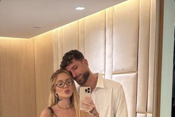 A modelo Karoline
Lima apostou em
uma calça que imita
a pele de animais,
estampa em alta.
Já o jogador Léo
Pereira optou pela
versatilidade 
das listras 