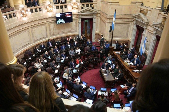 Senadores participam de sessão para discutir indicações do juiz federal Ariel Lijo e do professor Manuel García-Mansilla como novos membros da Suprema Corte de Justiça, nomeados por decreto do presidente da Argentina, Javier Milei, durante sessão no Congresso em Buenos Aires em 3 de abril de 2025 - (crédito: Juan Mabromata/AFP) Senadores participam de sessão para discutir indicações do juiz federal Ariel Lijo e do professor Manuel García-Mansilla como novos membros da Suprema Corte de Justiça, nomeados por decreto do presidente da Argentina, Javier Milei, durante sessão no Congresso em Buenos Aires em 3 de abril de 2025 - (crédito: Juan Mabromata/AFP)