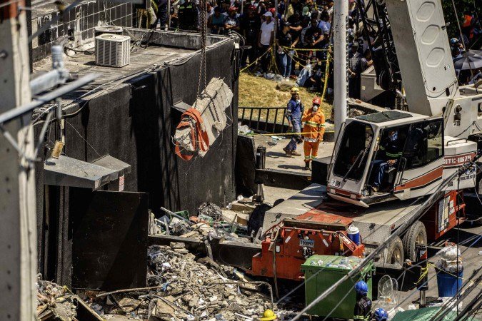 Equipe da defesa civil e bombeiros trabalham na boate Jet Set após o desabamento do teto em Santo Domingo em 8 de abril de 2025 - (crédito: Francesco SPOTORNO / AFP) Equipe da defesa civil e bombeiros trabalham na boate Jet Set após o desabamento do teto em Santo Domingo em 8 de abril de 2025 - (crédito: Francesco SPOTORNO / AFP)