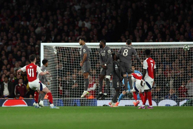 O Arsenal bateu o Real Madrid com dois gols de falta do volante Declan Rice - (crédito: Adrian Dennis / AFP ) O Arsenal bateu o Real Madrid com dois gols de falta do volante Declan Rice - (crédito: Adrian Dennis / AFP )