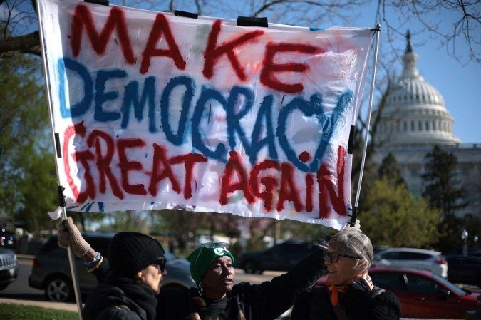 Ativistas protestam contra demissões no governo Trump, em Washington: Ativistas protestam contra demissões no governo Trump, em Washington: