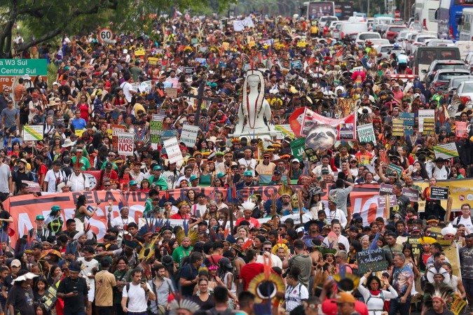 Brasília (DF) 08/04/2025 Indígenas de várias etnias participantes do Acampamento Terra Livre (ATL), fazem marcha no Eixo Monumental de Brasília   