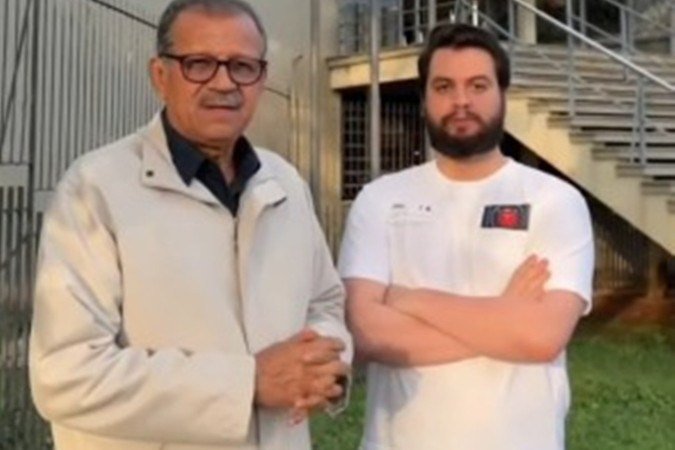 Moraes multa Filipe Martins em R$ 20 mil por postagem de advogado